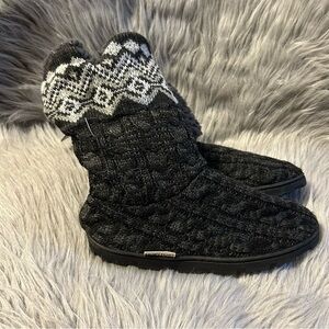Muk Luks Slippers Boots Women’s Size 6 Fuzzy Black Gray Slip On Shoes NEW‎